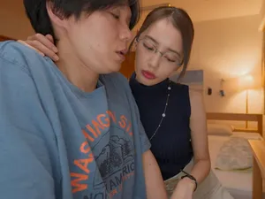 Cô gái trẻ tóc vàng đã quan hệ, đầu tiên là trò chuyện, chạm vào âm hộ, tán tỉnh, thổi kèn cho cô ấy, sau đó cưỡi cô ấy và quan hệ mạnh bạo...