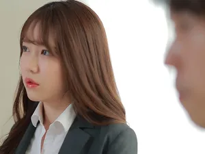 CHUC-043 Rena, một cựu người mẫu đọc sách 25 tuổi và là nhân viên bán hàng quần áo thích tự ngược đãi bản thân