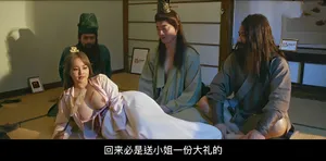 Trú mưa ở căn nhà hoang sau khi xem pháo hoa với cô bạn thân