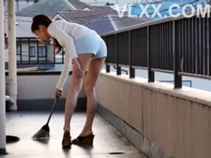 đứa cháu trai nghịch ngợm thường xuyên chui vô váy của “dì”