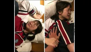 Cảnh 3P nổi tiếng của con đĩ hư hỏng! Một cô gái mảnh mai với đôi chân đẹp! Nút chặn hậu môn được đưa vào âm hộ và miệng được cắm vào. Biểu cảm thì dâm dục và cảm giác thì tuyệt...