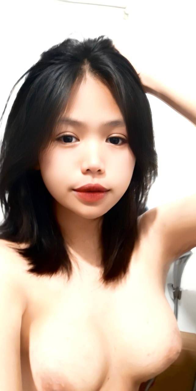 Cô giáo xinh đẹp thích bị quấy rối trên tàu điện